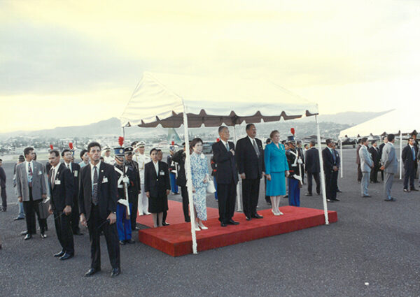 李總統登輝先生於宏都拉斯首都機場接受軍禮歡迎(右二為宏都拉斯總統雷伊納)-李總統照片冊-MOFA109179CF-2020-12-PH00167-046