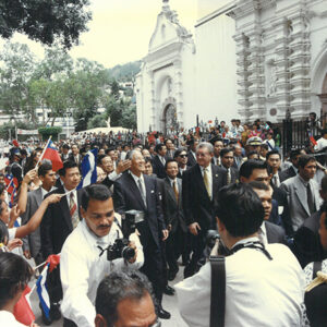 李總統登輝先生向宏都拉斯元勳拉搡將軍銅像獻花後，離去時該國民眾於街道持旗致意-李總統照片冊-MOFA109179CF-2020-12-PH00167-052