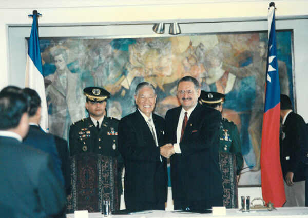 李總統登輝先生與宏都拉斯總統雷伊納分別代表兩國政府簽署聯合公報-李總統照片冊-MOFA109179CF-2020-12-PH00167-056