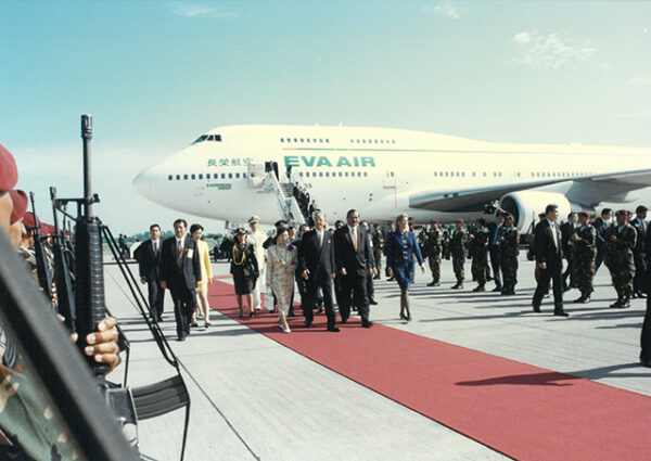 李總統登輝先生抵薩爾瓦多首都Comalapa軍用機場，受到薩國政府官員熱烈歡迎-李總統照片冊-MOFA109179CF-2020-12-PH00167-059