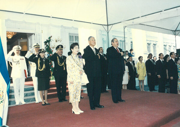 李總統登輝先生抵達薩爾瓦多接受軍禮歡迎-李總統照片冊-MOFA109179CF-2020-12-PH00167-060