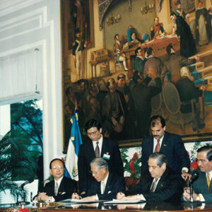 李總統登輝先生與薩爾瓦多總統賈德隆(右二)分別代表兩國政府簽署聯合公報-李總統照片冊-MOFA109179CF-2020-12-PH00167-071