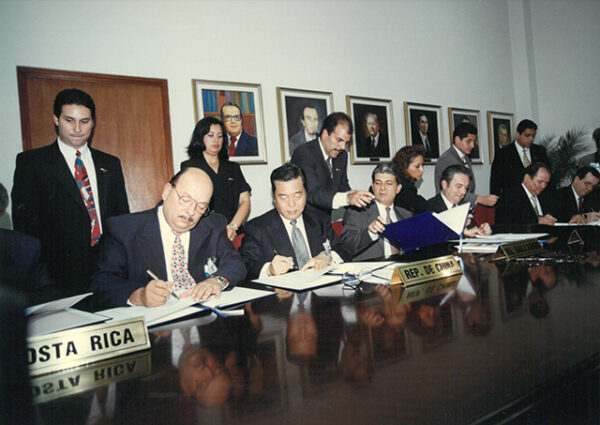 經濟部長王志剛與中美洲各國簽署協議文件-李總統照片冊-MOFA109179CF-2020-12-PH00167-076