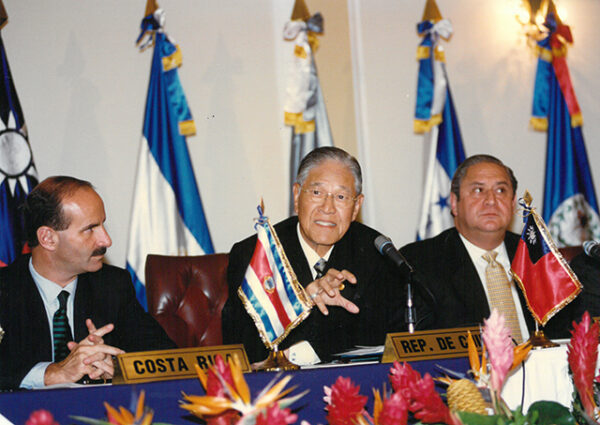 李總統登輝先生與中美洲各國元首於高峰會後舉行聯合記者會(右一為薩爾瓦多總統賈德隆、左一為哥斯大黎加總統費蓋雷斯)-李總統照片冊-MOFA109179CF-2020-12-PH00167-078