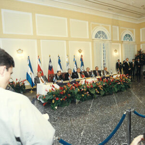 李總統登輝先生與中美洲各國元首於高峰會後舉行聯合記者會(右一為貝里斯總理哀斯吉維、右二為宏都拉斯總統雷伊納、左三為爪地馬拉總統阿爾蘇、右四為薩爾瓦多總統賈德隆、左一為尼加拉瓜總統阿雷曼、左二為哥斯大黎加總統費蓋雷斯)-李總統照片冊-MOFA109179CF-2020-12-PH00167-079