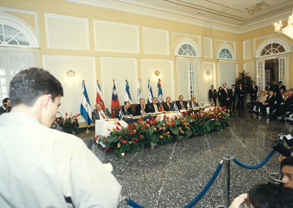 李總統登輝先生與中美洲各國元首於高峰會後舉行聯合記者會(右一為貝里斯總理哀斯吉維、右二為宏都拉斯總統雷伊納、左三為爪地馬拉總統阿爾蘇、右四為薩爾瓦多總統賈德隆、左一為尼加拉瓜總統阿雷曼、左二為哥斯大黎加總統費蓋雷斯)-李總統照片冊-MOFA109179CF-2020-12-PH00167-079