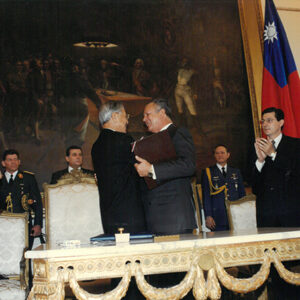 李總統登輝先生與巴拉圭總統瓦斯莫西分別代表兩國政府簽署聯合公報-李總統照片冊-MOFA109179CF-2020-12-PH00167-099