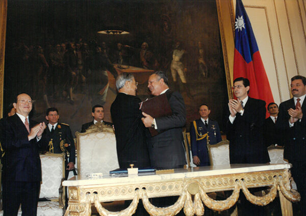 李總統登輝先生與巴拉圭總統瓦斯莫西分別代表兩國政府簽署聯合公報-李總統照片冊-MOFA109179CF-2020-12-PH00167-099