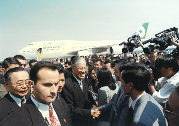 李總統登輝先生一行結束訪問巴拉圭、僑胞於機場歡送-李總統照片冊-MOFA109179CF-2020-12-PH00167-102
