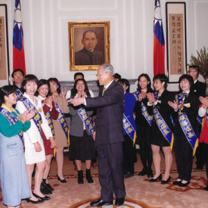 李總統於總統府接見第四屆全國連鎖店傑出服務店長簡志雄等人-李登輝總統活動照片-MOFA109179CF-2020-12-PH00169-004