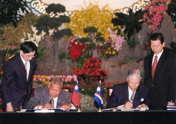 李總統於總統府與馬紹爾群島共和國總統卡爾亞簽署聯合公報-李登輝總統活動照片-MOFA109179CF-2020-12-PH00169-011