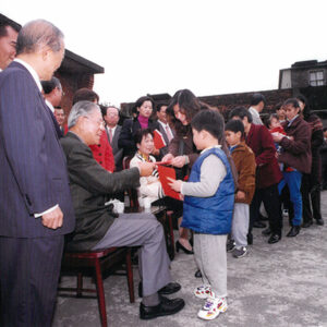 李總統蒞臨三芝源興居發送紅包-李登輝總統活動照片-MOFA109179CF-2020-12-PH00169-017