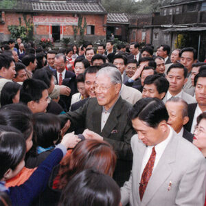 李總統蒞臨三芝源興居發送紅包-李登輝總統活動照片-MOFA109179CF-2020-12-PH00169-019