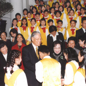 李總統於總統府設晚宴款待駐華使節及代表-李總統與表演者-李登輝總統活動照片-MOFA109179CF-2020-12-PH00169-026