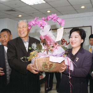 李總統參觀台北市大安區農會賣場-李登輝總統活動照片-MOFA109179CF-2020-12-PH00169-035