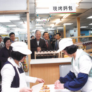 李總統參觀台北市大安區農會賣場-李登輝總統活動照片-MOFA109179CF-2020-12-PH00169-037