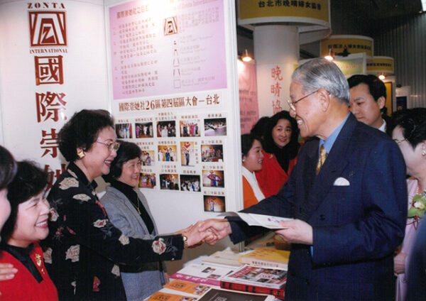 李總統伉儷蒞臨台北國際會議中心參加跨世紀全國婦女團體博覽會開幕典禮-李登輝總統活動照片-MOFA109179CF-2020-12-PH00169-049