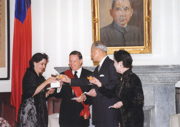 李總統於總統府贈勳哥斯大黎加總統羅德里格斯-李登輝總統活動照片-MOFA109179CF-2020-12-PH00169-069