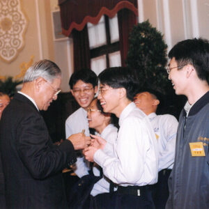 李登輝總統於總統府以茶會款待參加第三十九屆中小學科學展覽會暨國際科學展覽會活動代表陳俞亦等人-李登輝總統活動照片-MOFA109179CF-2020-12-PH00169-089