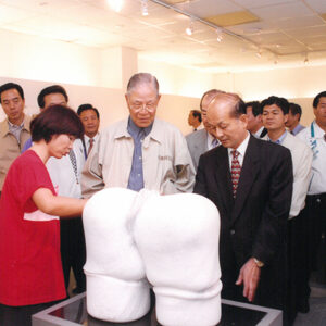 李登輝總統蒞臨一九九九年花蓮國際石雕藝術展-李登輝總統活動照片-MOFA109179CF-2020-12-PH00169-124