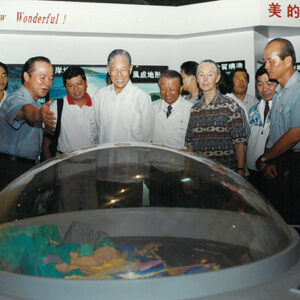 李總統登輝先生蒞臨墾丁國家公園資源展示館與珍.古德博士、農委會副主席林亨能(右一)、立法委員趙永清(左三)一行圍觀展示立體模型並聽取解說人員講解-李總統照片冊-MOFA109179CF-2020-12-PH00171-005