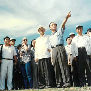 李總統登輝先生與珍.古德博士(左三)、農委會副主席林亨能(左一)與立法委員趙永清(左二)一行參觀屏東梅花鹿復育區-李總統照片冊-MOFA109179CF-2020-12-PH00171-007