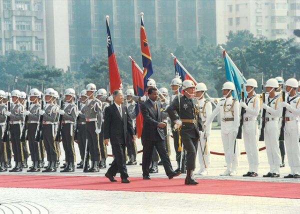 李總統登輝先生以軍禮歡迎來訪之史瓦濟蘭國王恩史瓦帝三世-李總統照片冊-MOFA109179CF-2020-12-PH00171-009