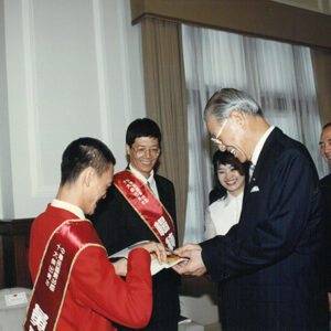 李總統登輝先生於總統府接見中華民國第三十五屆十大傑出青年當選人-李總統照片冊-MOFA109179CF-2020-12-PH00171-015