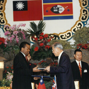 李總統登輝先生與史瓦濟蘭國王恩史瓦帝三世代表雙方政府簽屬兩國聯合公報-李總統照片冊-MOFA109179CF-2020-12-PH00171-016