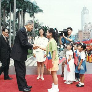 李總統登輝先生於總統府前廣場歡迎參與教學參觀活動之幼稚園小朋友-李總統照片冊-MOFA109179CF-2020-12-PH00171-024