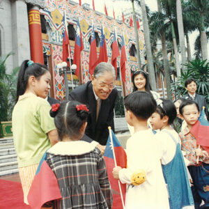 李總統登輝先生於總統府前廣場歡迎參與教學參觀活動之幼稚園小朋友-李總統照片冊-MOFA109179CF-2020-12-PH00171-025