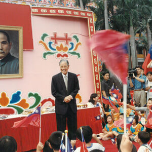 李總統登輝先生於總統府前廣場歡迎參與教學參觀活動之幼稚園小朋友-李總統照片冊-MOFA109179CF-2020-12-PH00171-026