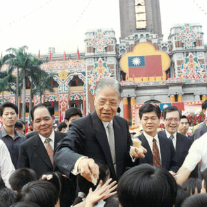 李總統登輝先生於總統府前廣場歡迎參與教學參觀活動之幼稚園小朋友-李總統照片冊-MOFA109179CF-2020-12-PH00171-028