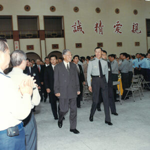 李總統登輝先生政治作戰學校國軍軍事訓練研討會後街同連副總統等官員進入會餐場地，受到國軍官兵熱烈歡迎-李總統照片冊-MOFA109179CF-2020-12-PH00171-034