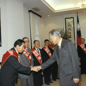 李總統登輝先生於總統府接見第十九屆模範榮民代表潘毅風等人-李總統照片冊-MOFA109179CF-2020-12-PH00171-042