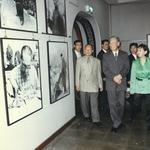 李總統登輝先生蒞臨國父紀念館參觀黃君壁百歲紀念畫展-李總統照片冊-MOFA109179CF-2020-12-PH00171-044