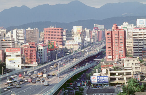 台北市容-台北市容 商業大樓、房地產、市容。 街頭、人群。 交通建設(捷運、北二高)。-MOFA109179CF-2020-12-SL00033-132