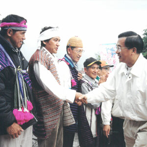 陳水扁總統赴台中縣聽取梨山地區第地層滑動整治工程簡報後並與當地民眾親切握手致意-陳水扁總統活動照片-MOFA109179CF-2020-12-PH00026-008