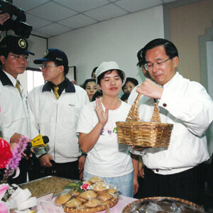 陳水扁總統赴台中縣婦女福利中心關心勞工就業問題-陳水扁總統活動照片-MOFA109179CF-2020-12-PH00026-036