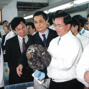 陳水扁總統赴台中縣參訪三勝製帽廠-陳水扁總統活動照片-MOFA109179CF-2020-12-PH00026-038