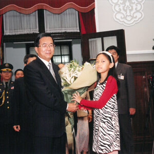 陳水扁總統於總統府接見「關懷大地畫我家鄉打造一個綠色社區網路有獎徵答」得獎小朋友及家長-陳水扁總統活動照片-MOFA109179CF-2020-12-PH00026-056