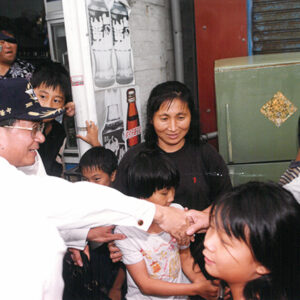 陳水扁總統赴花蓮參訪七星潭及原野牧場並與當地民眾親切握手致意-陳水扁總統活動照片-MOFA109179CF-2020-12-PH00026-101