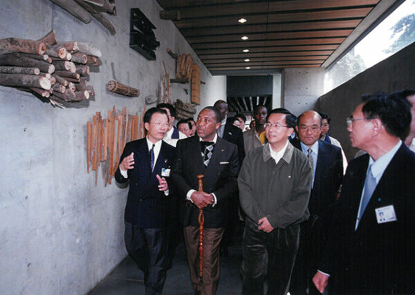 陳水扁總統陪同賴比瑞亞總統泰勒參訪台北縣鶯歌博物館-陳水扁總統活動照片-MOFA109179CF-2020-12-PH00027-048