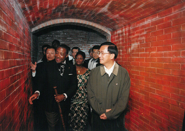 陳水扁總統陪同賴比瑞亞總統泰勒參訪台北縣鶯歌博物館-陳水扁總統活動照片-MOFA109179CF-2020-12-PH00027-049