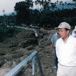陳水扁總統於南投縣竹山鎮勘察竹山鎮瑞興橋及受損道路及民房-陳水扁總統活動照片-MOFA109179CF-2020-12-PH00028-040