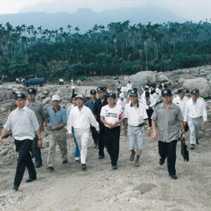 陳水扁總統於南投縣竹山鎮勘察竹山鎮瑞興橋及受損道路及民房-陳水扁總統活動照片-MOFA109179CF-2020-12-PH00028-041