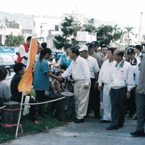 陳水扁總統於花蓮縣慰問光復國小災民收容中心的災民-陳水扁總統活動照片-MOFA109179CF-2020-12-PH00028-046