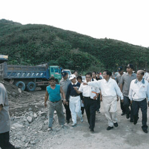 陳水扁總統於花蓮縣視察萬榮鄉見晴村原住民部落安置及土石流掩埋情形-陳水扁總統活動照片-MOFA109179CF-2020-12-PH00028-048
