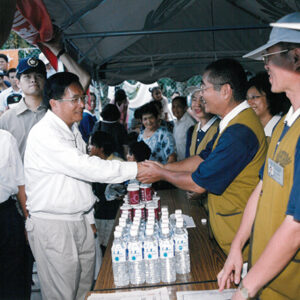 陳水扁總統於花蓮縣視察萬榮鄉見晴村原住民部落安置及土石流掩埋情形-陳水扁總統活動照片-MOFA109179CF-2020-12-PH00028-049