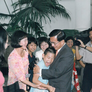 陳水扁總統於總統府與嘉義市腦性麻痺協會及病友代表合影-陳水扁總統活動照片-MOFA109179CF-2020-12-PH00028-088